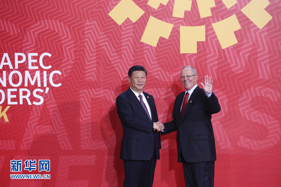 11月20日，亞太經(jīng)合組織第二十四次領(lǐng)導(dǎo)人非正式會(huì)議在秘魯利馬舉行。國(guó)家主席習(xí)近平出席并發(fā)表題為《面向未來(lái)開拓進(jìn)取促進(jìn)亞太發(fā)展繁榮》的重要講話。這是會(huì)議開始前，習(xí)近平受到秘魯總統(tǒng)庫(kù)琴斯基的熱情迎接。 新華社記者 龐興雷 攝