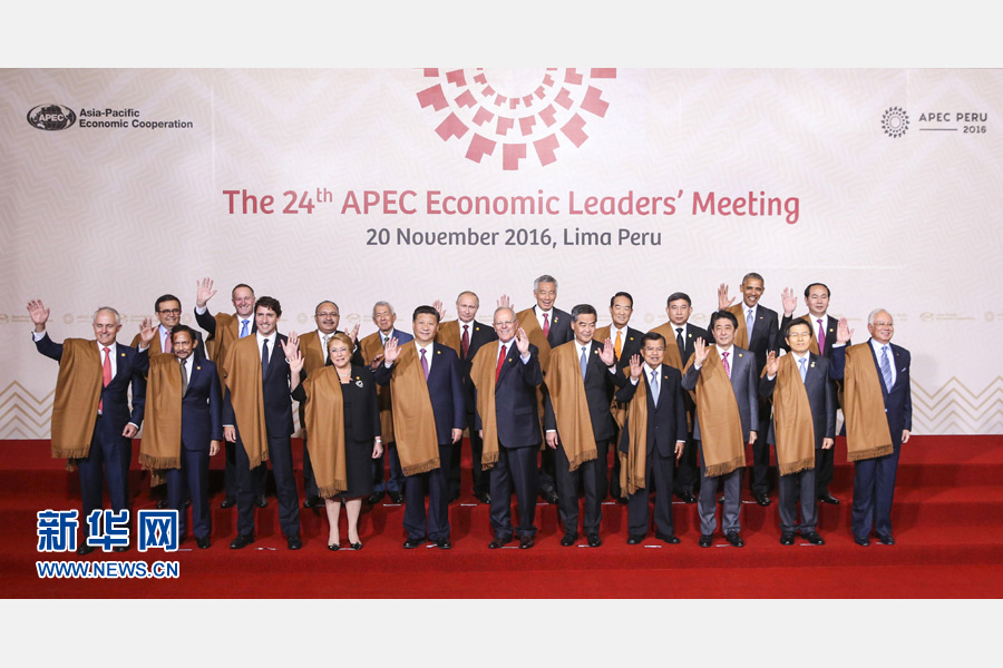 11月20日，亞太經(jīng)合組織第二十四次領(lǐng)導(dǎo)人非正式會(huì)議在秘魯利馬舉行。國(guó)家主席習(xí)近平出席并發(fā)表題為《面向未來(lái)開拓進(jìn)取促進(jìn)亞太發(fā)展繁榮》的重要講話。這是會(huì)議期間，國(guó)家主席習(xí)近平同其他亞太經(jīng)合組織成員經(jīng)濟(jì)體領(lǐng)導(dǎo)人、代表合影。 新華社記者 丁林 攝