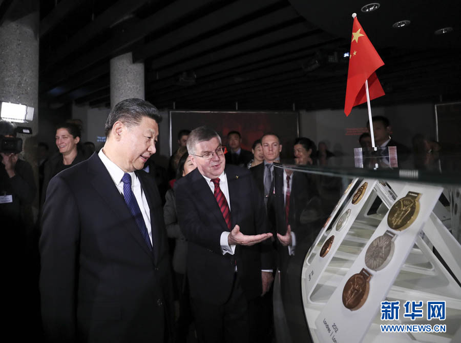 1月18日，國(guó)家主席習(xí)近平在瑞士洛桑國(guó)際奧林匹克博物館會(huì)見國(guó)際奧林匹克委員會(huì)主席巴赫。這是會(huì)見后，習(xí)近平在巴赫陪同下參觀往屆奧運(yùn)會(huì)獎(jiǎng)牌展。新華社記者 蘭紅光 攝