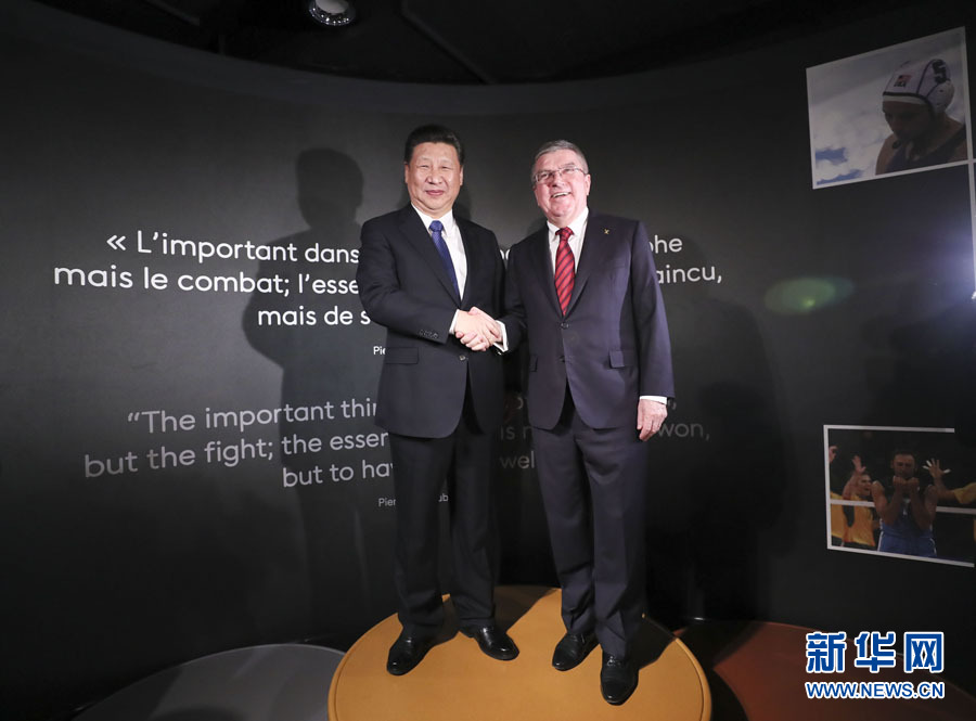 1月18日，國(guó)家主席習(xí)近平在瑞士洛桑國(guó)際奧林匹克博物館會(huì)見國(guó)際奧林匹克委員會(huì)主席巴赫。這是習(xí)近平和巴赫在奧運(yùn)冠軍領(lǐng)獎(jiǎng)臺(tái)上合影。新華社記者 蘭紅光 攝