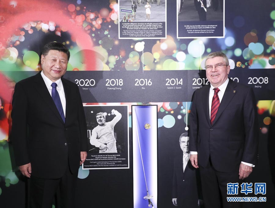 1月18日，國(guó)家主席習(xí)近平在瑞士洛桑國(guó)際奧林匹克博物館會(huì)見國(guó)際奧林匹克委員會(huì)主席巴赫。這是習(xí)近平與巴赫在巴赫作為擊劍運(yùn)動(dòng)員參加奧運(yùn)會(huì)的照片前合影。新華社記者 蘭紅光 攝