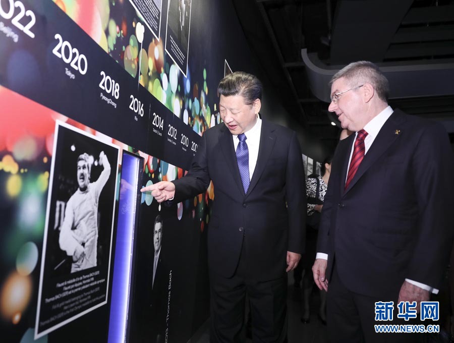 1月18日，國(guó)家主席習(xí)近平在瑞士洛桑國(guó)際奧林匹克博物館會(huì)見國(guó)際奧林匹克委員會(huì)主席巴赫。這是習(xí)近平在巴赫陪同下，參觀巴赫作為擊劍運(yùn)動(dòng)員參加奧運(yùn)會(huì)的照片。新華社記者 蘭紅光 攝