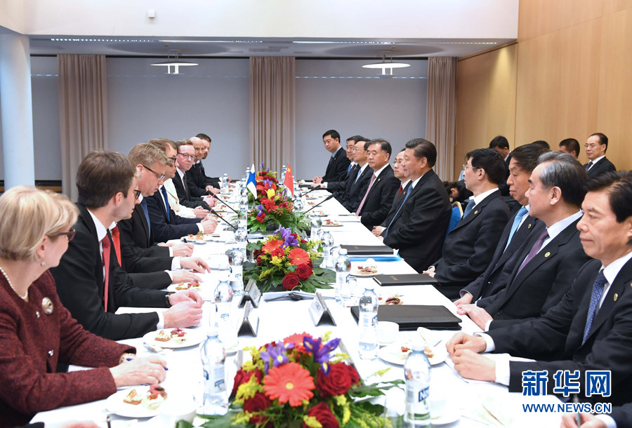 4月5日，國(guó)家主席習(xí)近平在赫爾辛基會(huì)見芬蘭總理西比萊。 新華社記者饒愛民 攝 