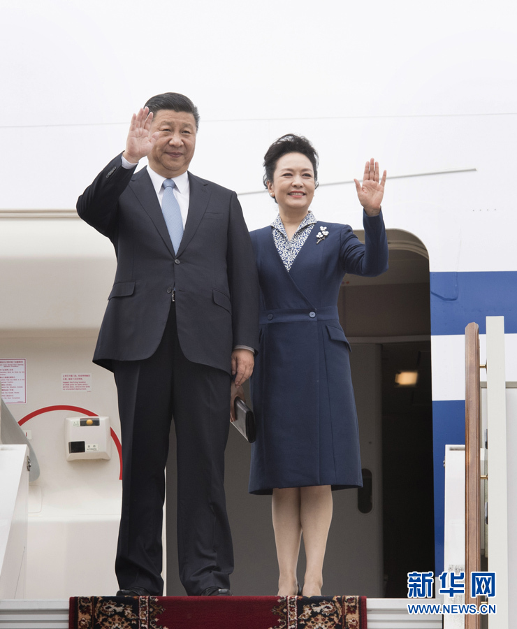 7月3日，國家主席習近平乘專機抵達莫斯科，開始對俄羅斯聯邦進行國事訪問。這是習近平和夫人彭麗媛步出艙門。 新華社記者 李學仁 攝