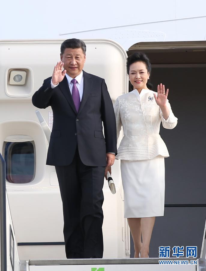 7月4日，國家主席習(xí)近平乘專機(jī)抵達(dá)柏林，開始對(duì)德意志聯(lián)邦共和國進(jìn)行國事訪問。這是習(xí)近平和夫人彭麗媛步出艙門。 新華社記者 姚大偉 攝