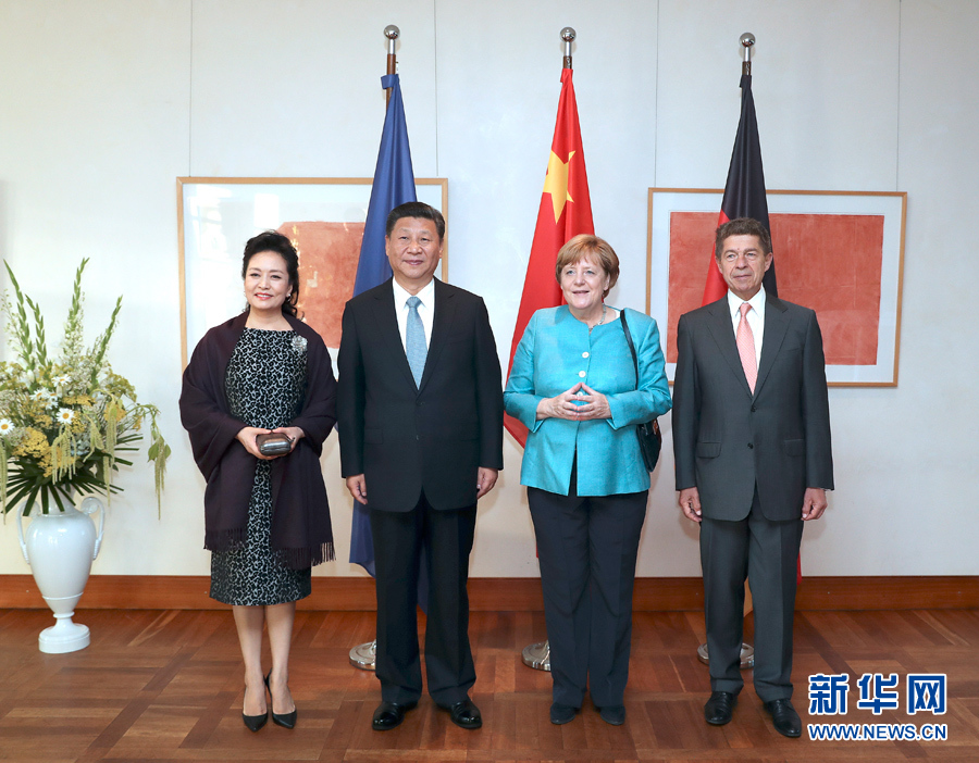 當(dāng)?shù)貢r(shí)間7月4日晚，剛剛抵達(dá)柏林的國(guó)家主席習(xí)近平在利伯曼故居同德國(guó)總理默克爾舉行會(huì)見。這是習(xí)近平和夫人彭麗媛抵達(dá)位于柏林市中心勃蘭登堡門附近的利伯曼故居時(shí)，受到默克爾和丈夫紹爾熱情迎接。新華社記者 馬占成 攝