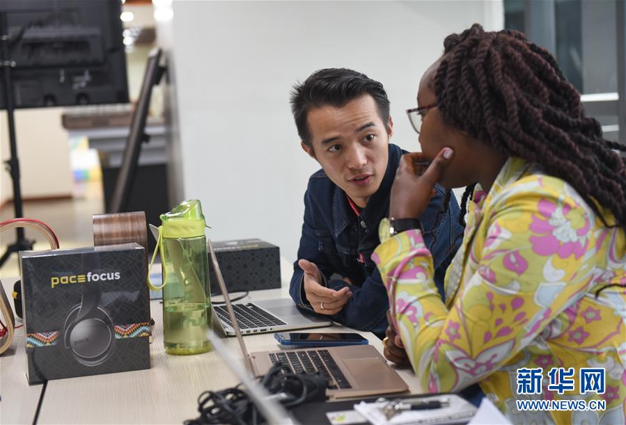 (國際·中非合作論壇·圖文互動)(3)他把耳機賣到肯尼亞總統府——記在非洲當創(chuàng)客的中國青年劉鵬