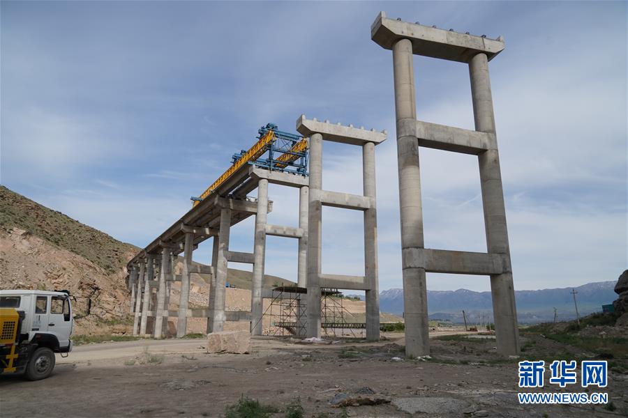 （習近平出訪配合稿&middot;圖文互動）（4）通訊：雪山腳下有條&ldquo;中國路&rdquo;