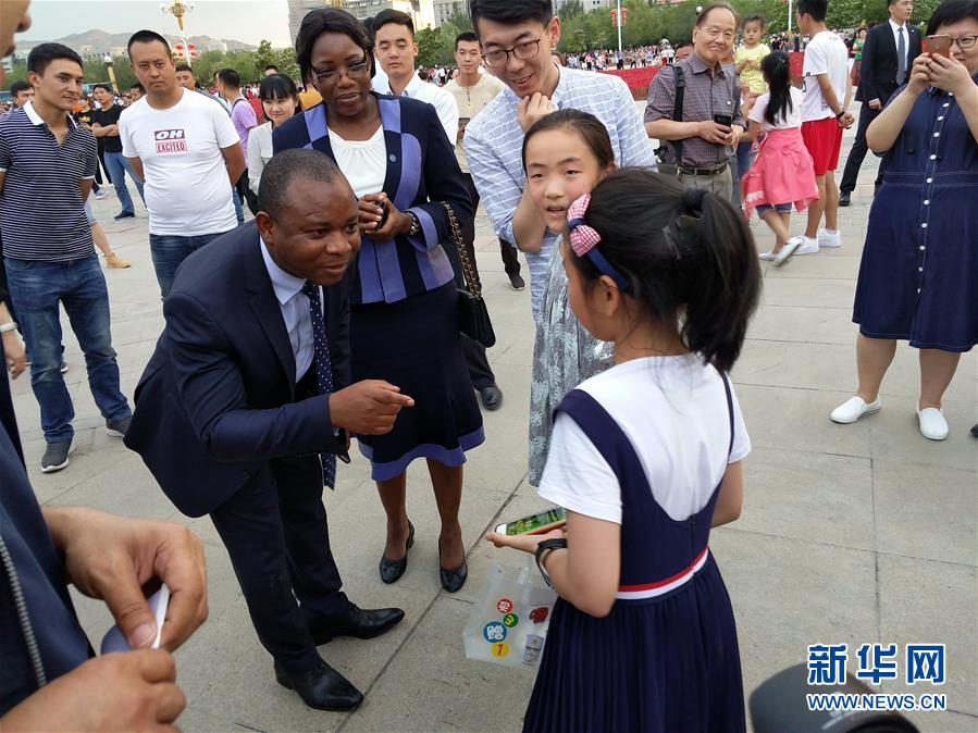 (圖文互動)(3)多國駐日內瓦外交官走訪新疆稱贊經濟發展社會和諧