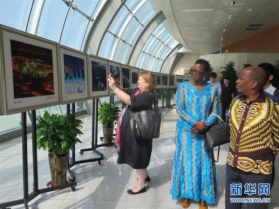 （圖文互動(dòng)）（1）8國常駐日內(nèi)瓦外交官參訪新疆積極評價(jià)經(jīng)濟(jì)社會發(fā)展及去極端化舉措