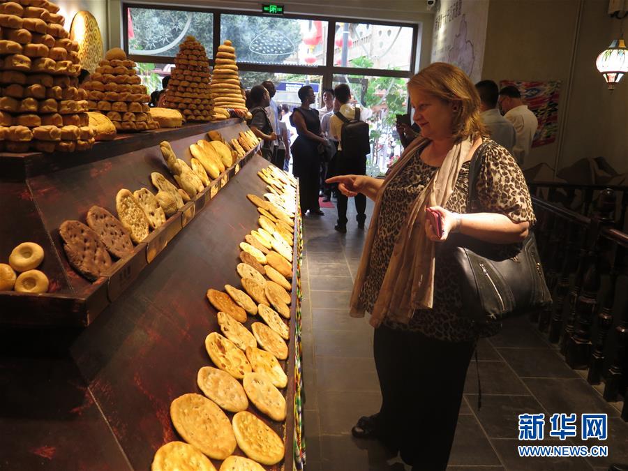 （圖文互動(dòng)）（2）8國常駐日內(nèi)瓦外交官參訪新疆積極評價(jià)經(jīng)濟(jì)社會發(fā)展及去極端化舉措