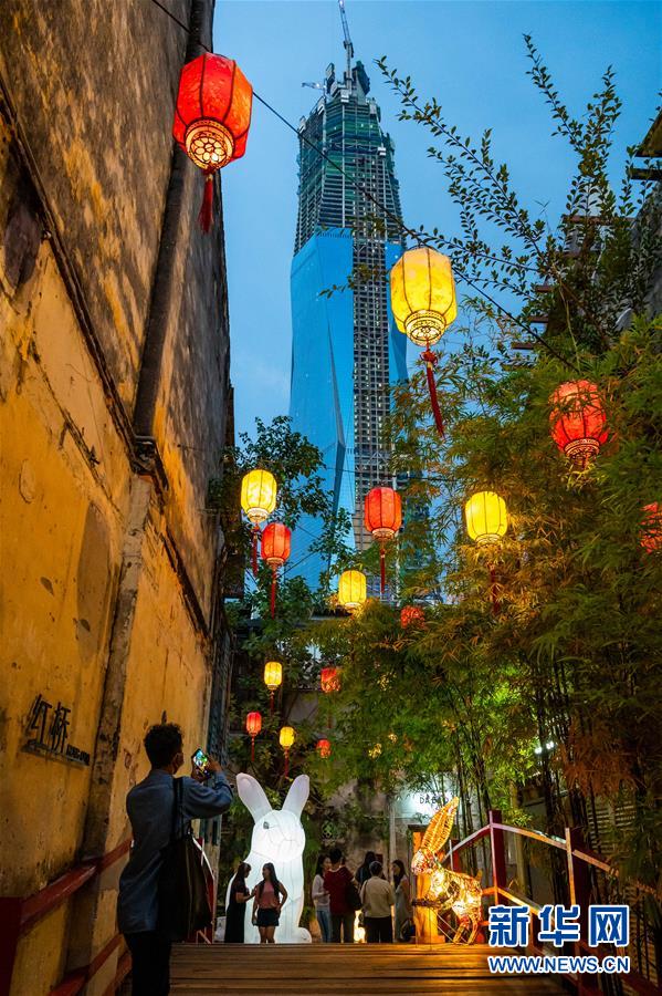 (國際·圖文互動)(1)玉兔花燈映照吉隆坡月夜