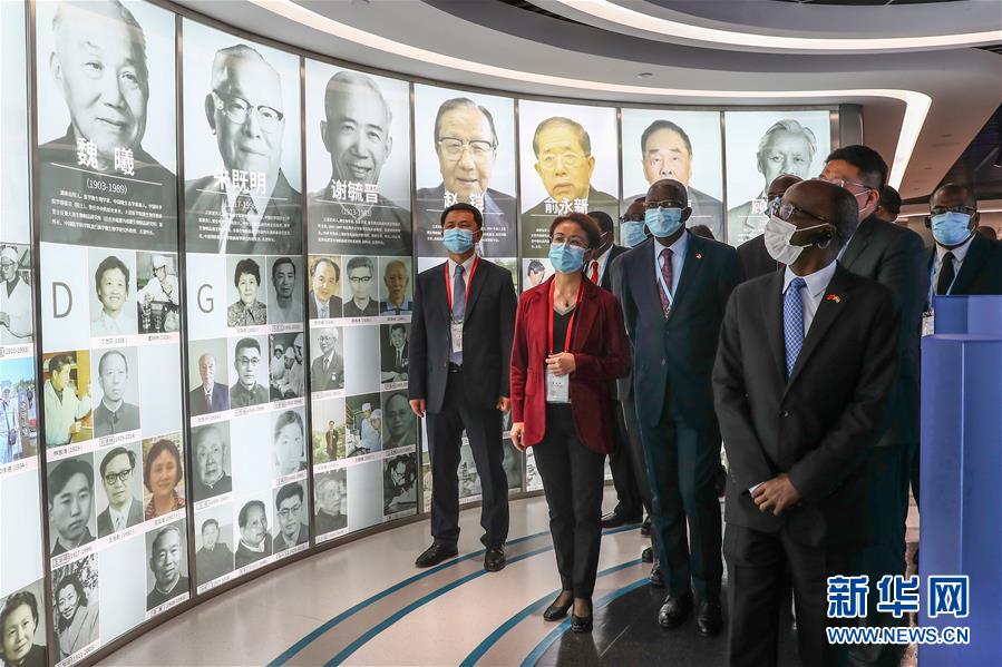 (圖文互動(dòng))(7)“中國承諾從不落空”——記非洲使節(jié)參觀國藥集團(tuán)了解新冠疫苗研發(fā)