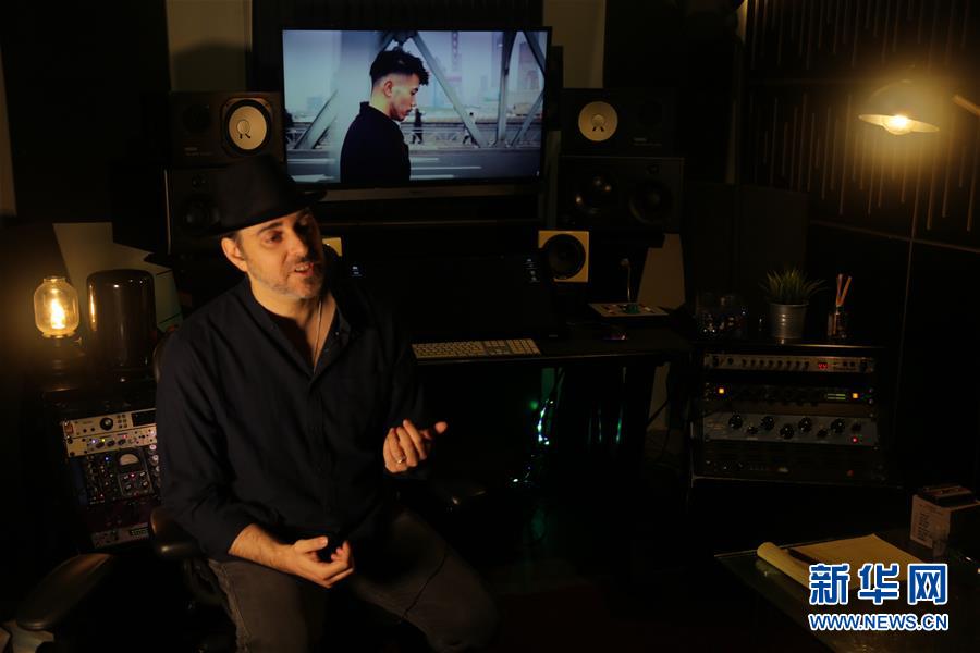 (海外抗疫故事·圖文互動)(1)通訊:用原創音樂支持中國抗擊新冠疫情的以色列歌手