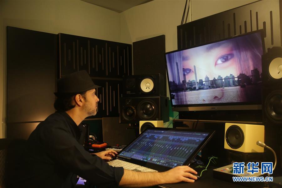 (海外抗疫故事·圖文互動)(4)通訊:用原創音樂支持中國抗擊新冠疫情的以色列歌手