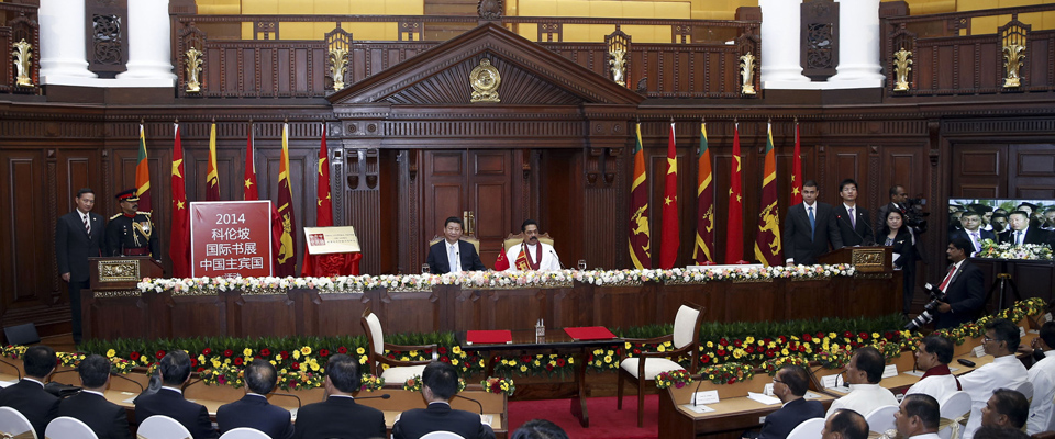 習近平和拉賈帕克薩共同為斯里蘭卡中國文化中心和2014年科倫坡書展中國主賓國活動揭牌