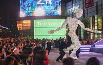 &ldquo;巨型發光人偶&rdquo;亮相沈陽